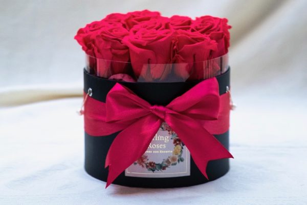 Las rosas rojas, símbolo universal del amor y la admiración, son un regalo clásico que nunca pasa de moda. Su vibrante color rojo intenso evoca emociones profundas y sentimientos sinceros, convirtiendo este bouquet en un gesto perfecto para expresar tus sentimientos más profundos hacia esa persona especial en tu vida.